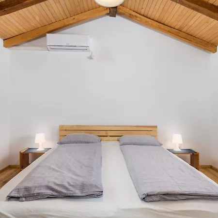 Ursula Apartmán Lopar
